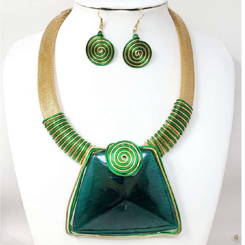 Elegant Green and Gold Necklace Set